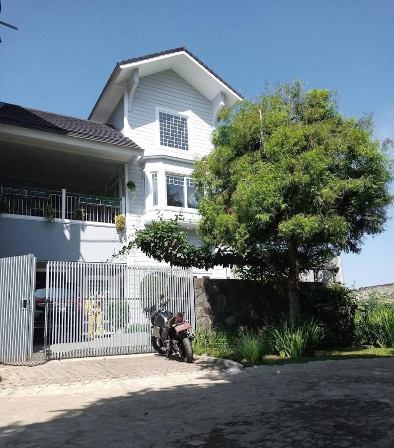 Villa 360 Lembang Exterior foto