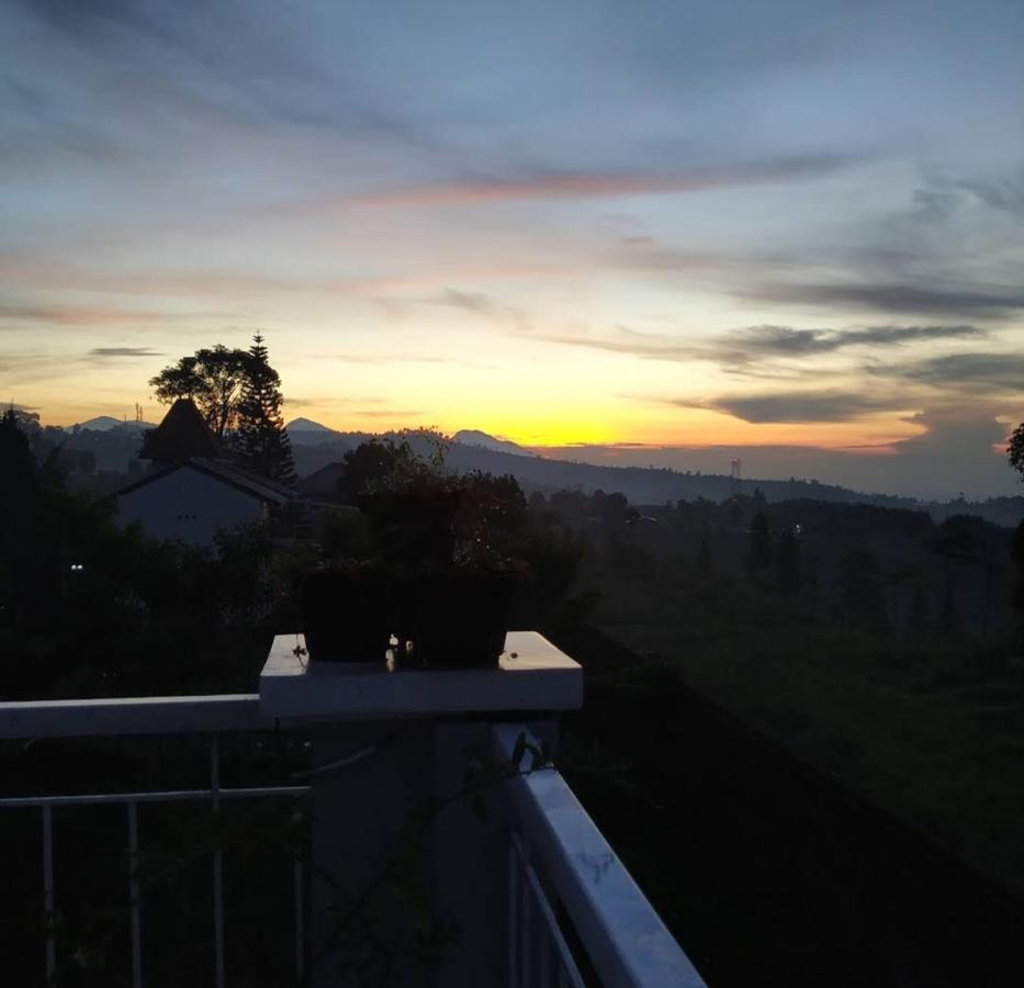 Villa 360 Lembang Exterior foto